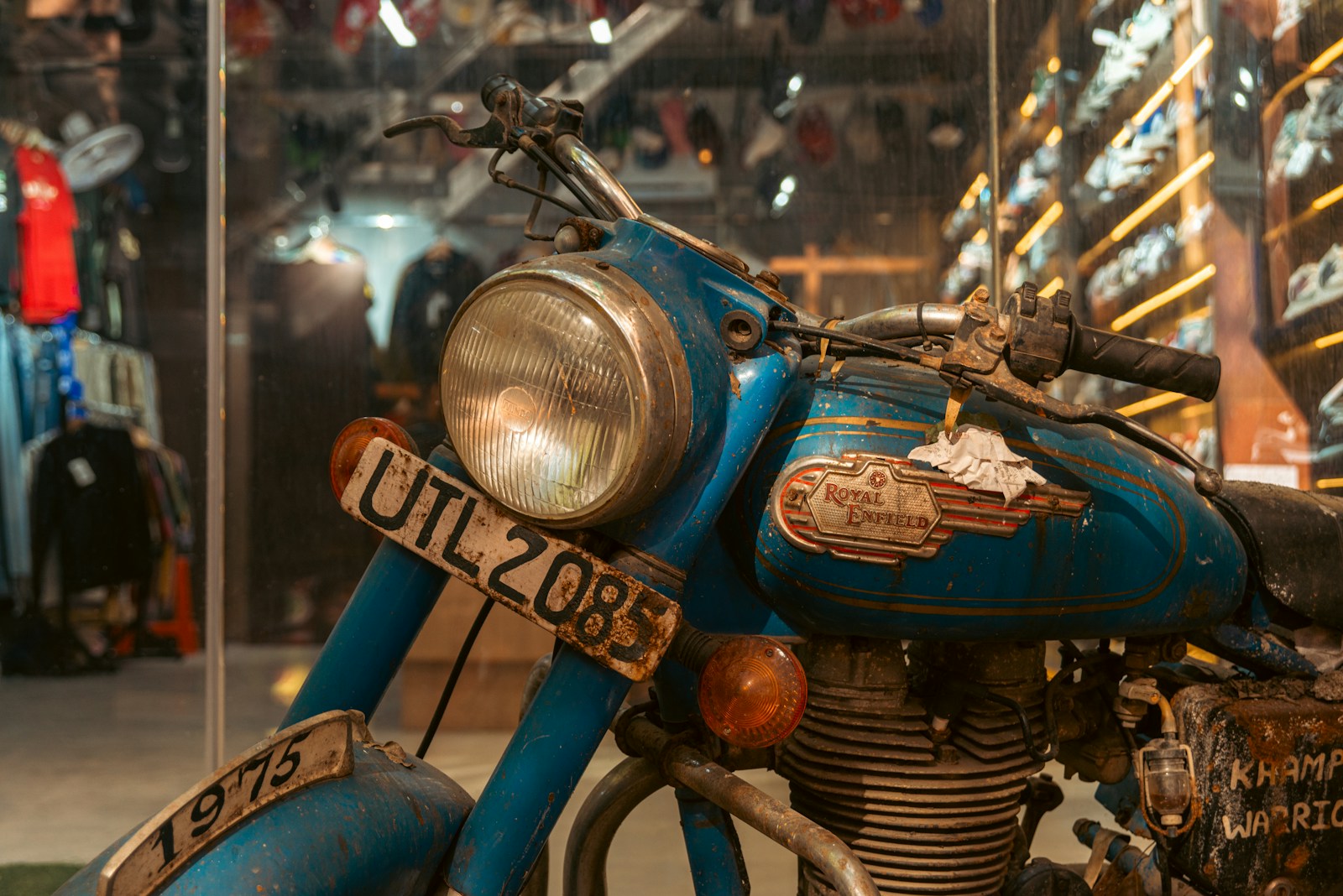 Moto sportive bleue stationnée