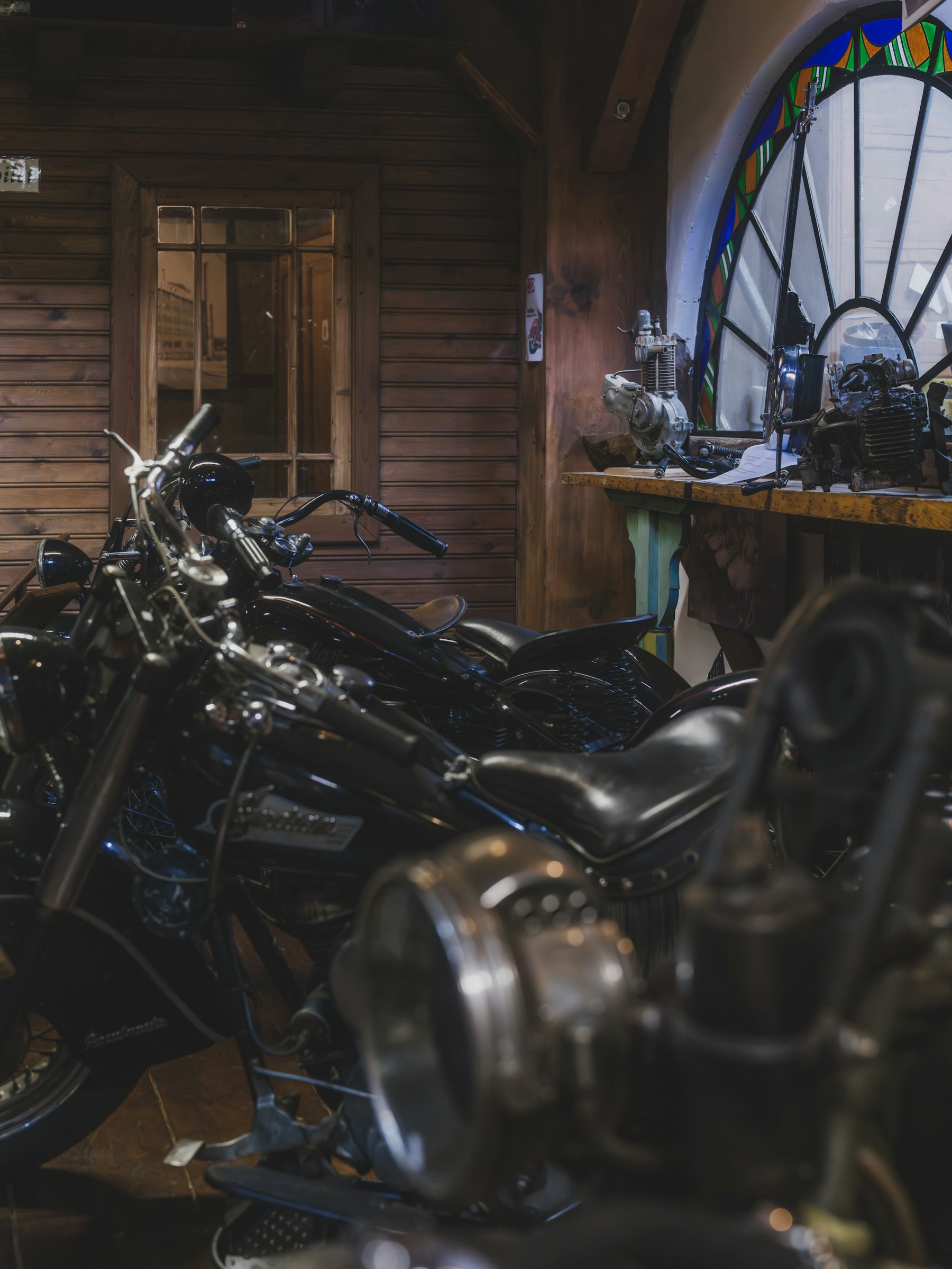 Moto en atelier dans une ambiance collection