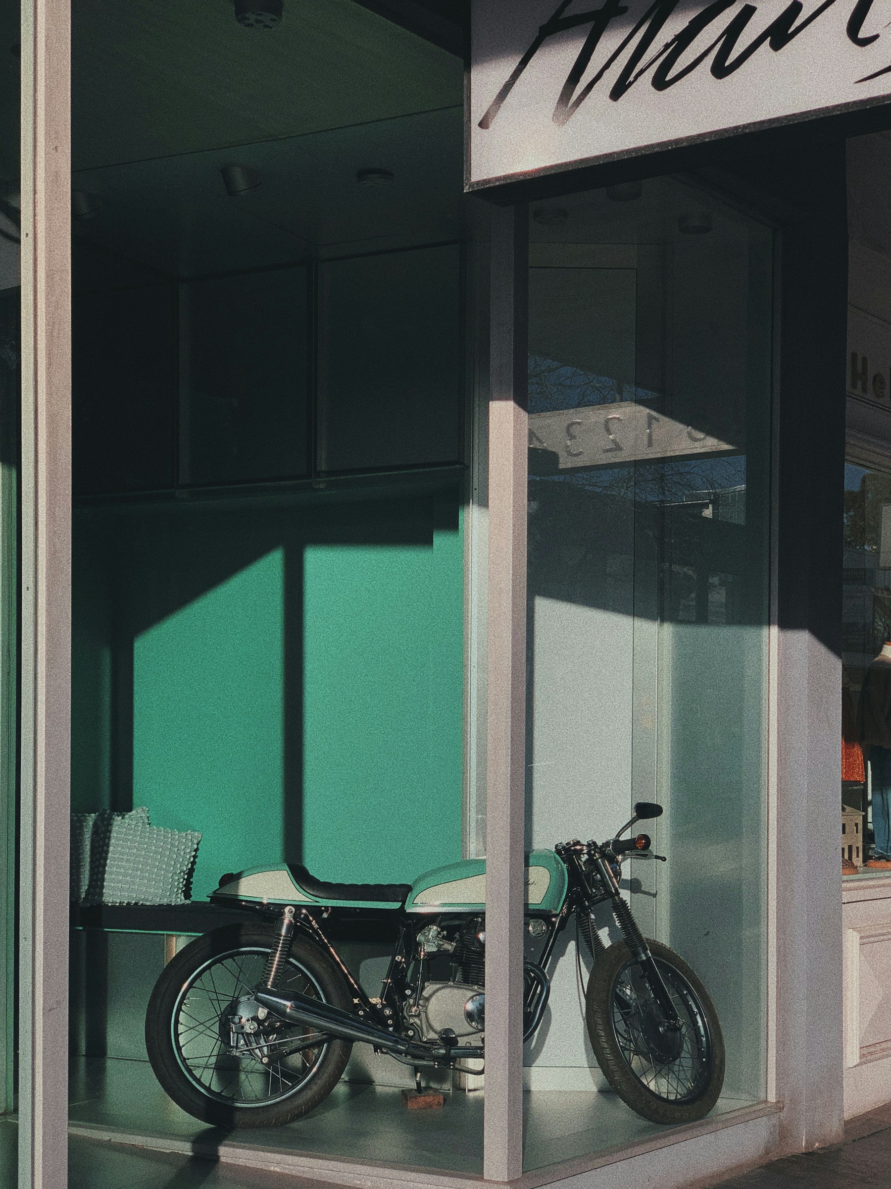 Moto classique exposée en vitrine