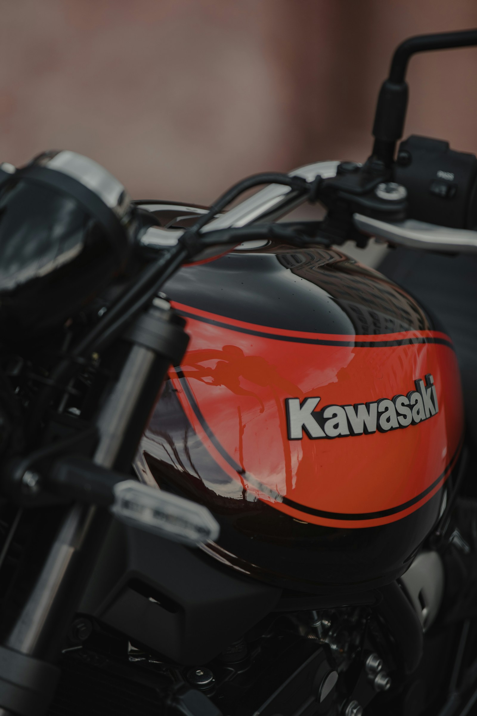 Réservoir Kawasaki rouge en gros plan