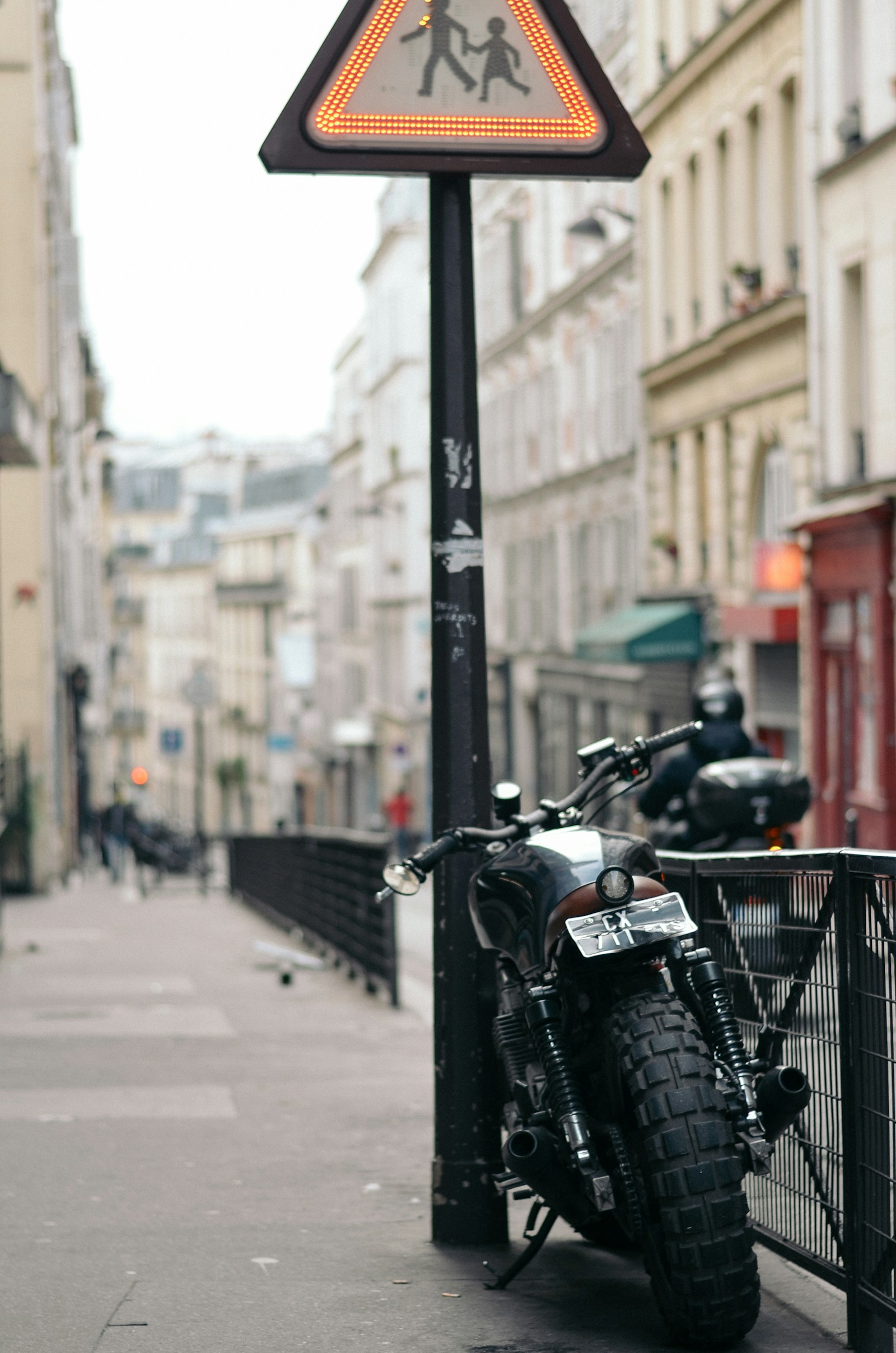 Moto noire garée dans une rue urbaine