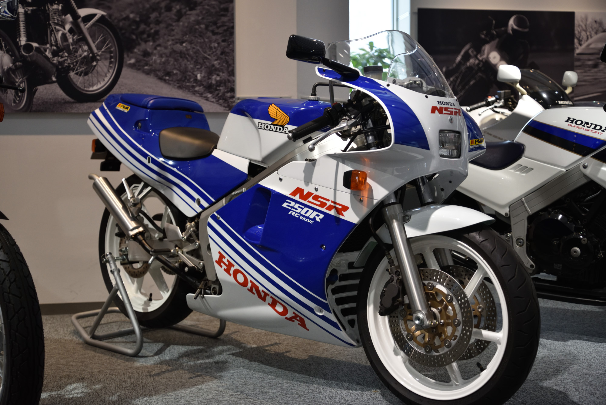 Honda NSR250R bleue et blanche