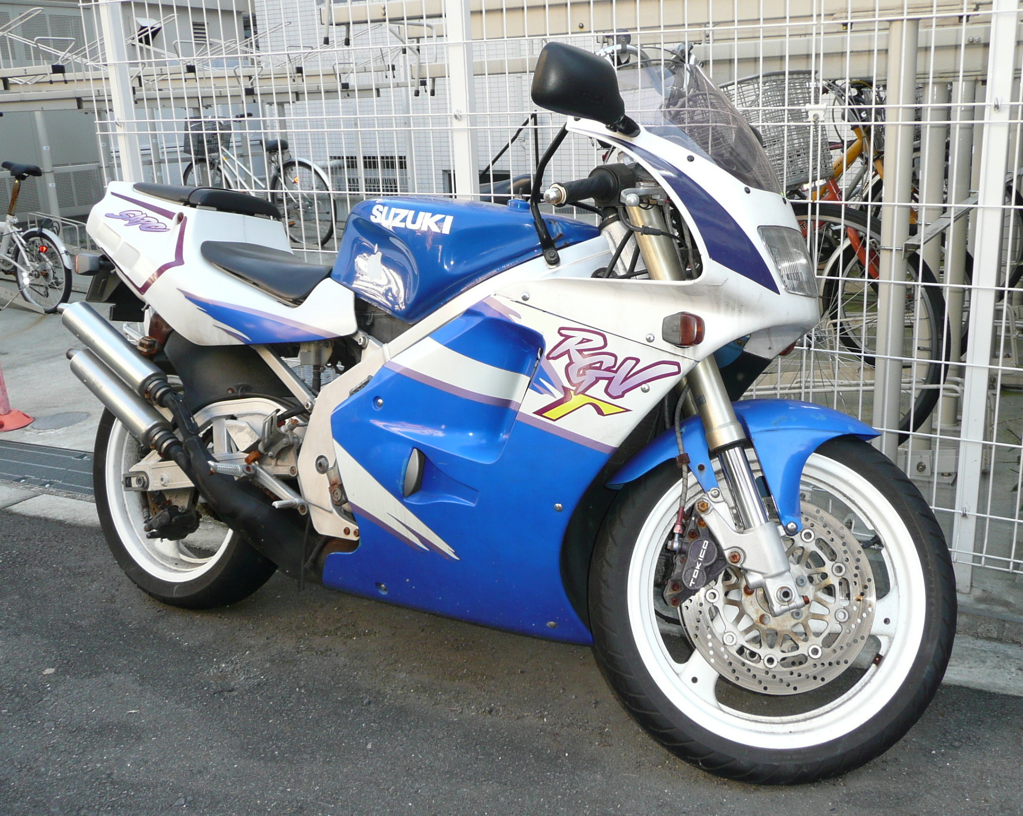 Suzuki RGV250 VJ22 bleue et blanche