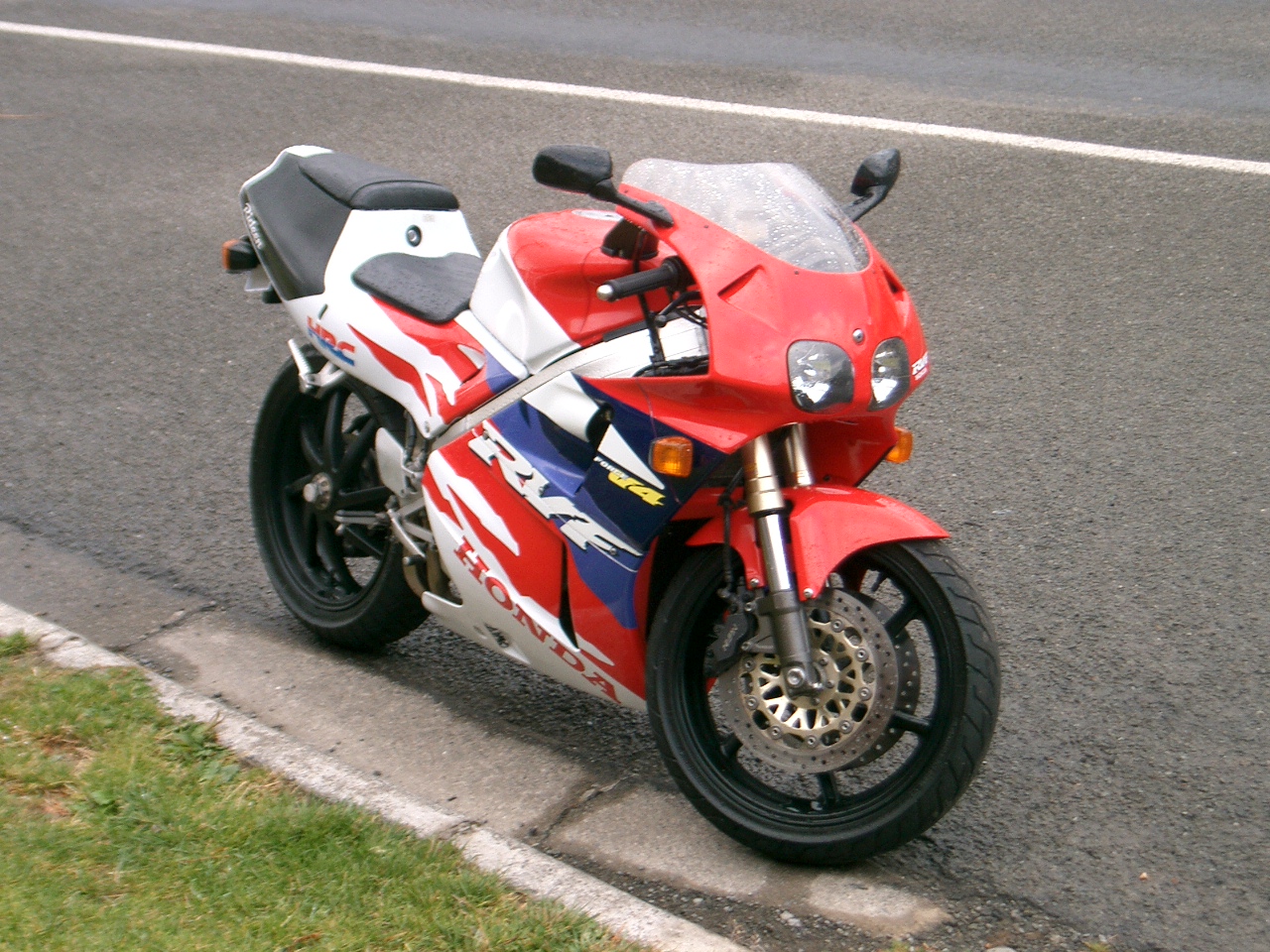 Honda RVF400R NC35 rouge et blanche