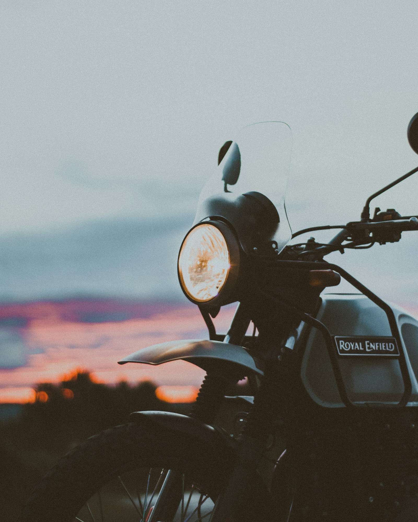 Moto vue en contre-jour au coucher du soleil